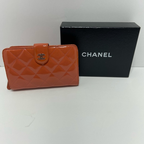 CHANEL Handbags - Chanel Patent Wallet pre loved in salmon color with silver cc logo, with box.